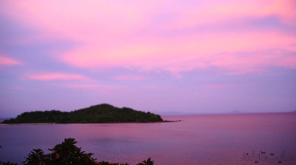 جزیره ساموئی دارای آب و هوای گرمسیری است که شامل سه فصل اصلی می‌شود: فصل گرم، فصل خشک و فصل بارانی.